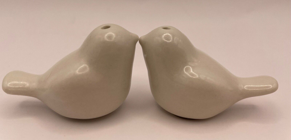 2 Cute Mini Love Birds Salt Pepper Shakers Pre-owned